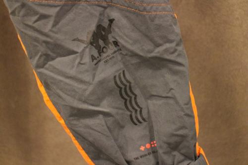 トラックパンツのパンツ