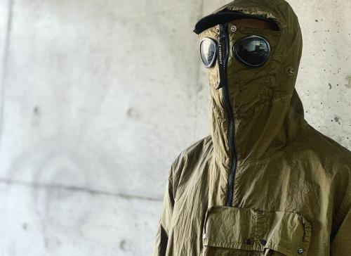 アディダス×シーピーカンパニーのゴーグルジャケット