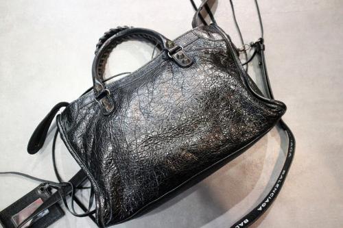 バレンシアガのショルダーバッグ