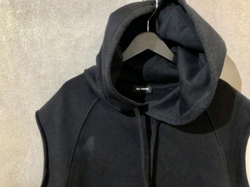 ラフシモンズのノースリーブパーカー