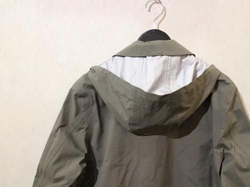 マッキントッシュのウォータープルーフナイロンフーデッドコート