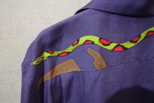 オープンカラーシャツの女×スネーク