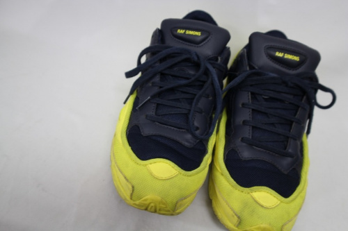 スニーカーのadidas