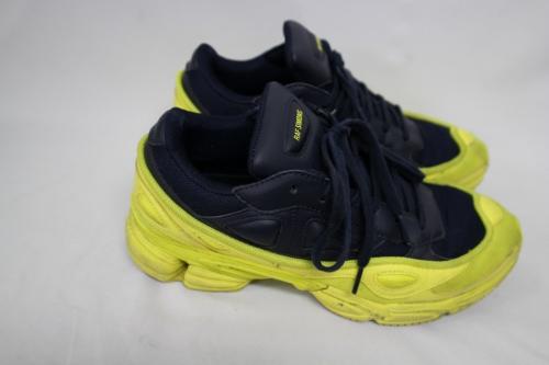 アディダスのスニーカー