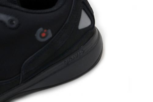 KONA BCSの機能性スニーカー