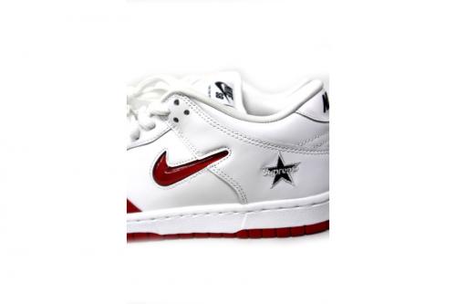 ナイキ×シュプリームのスニーカー