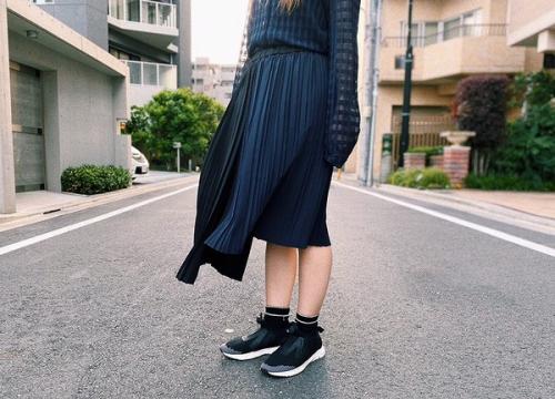 アストラットのアシンメトリープリーツスカート