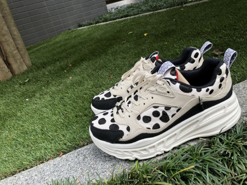 スニーカーのUGG