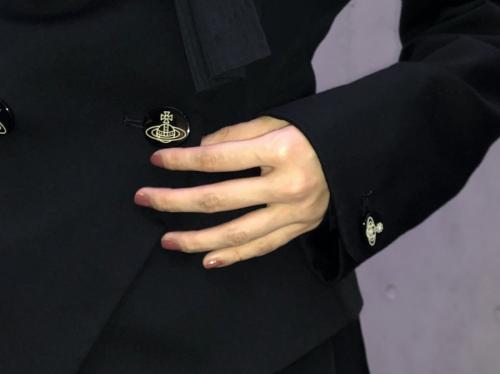 ジャケットのレッドレーベル