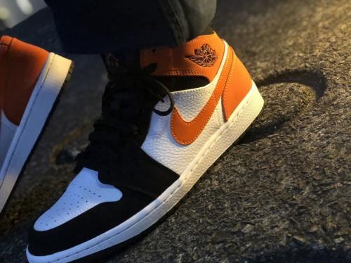 ナイキのAIR JORDAN 1 MID SHATTERED BACKBOARD