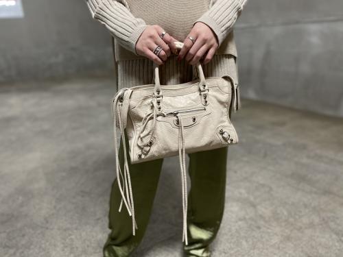 バレンシアガのスモールクラシックシティートート