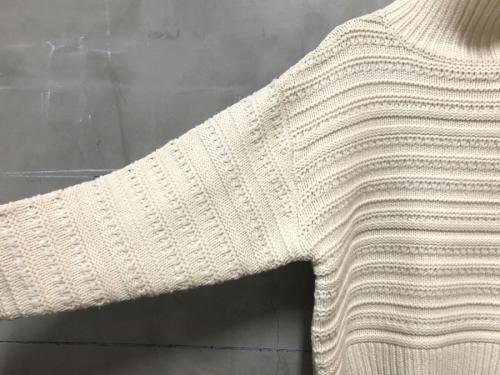 ロワン ヘルトのドビーハイネックセーター 側章イージーパンツ 井川遥