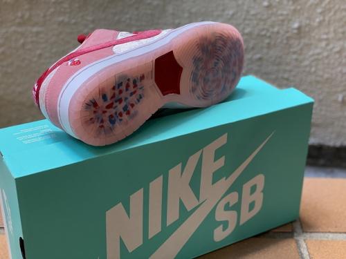 ローカットスニーカーのDUNK LOW STRANGE LOVE