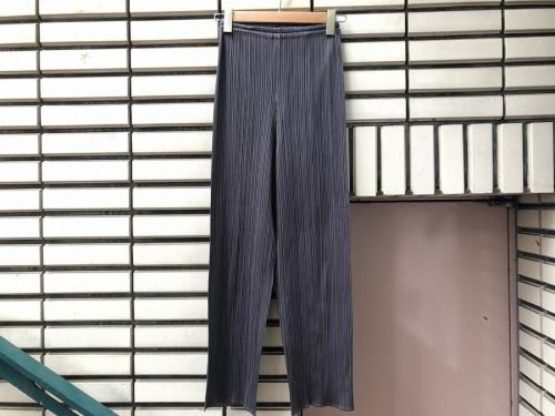 プリーツパンツのプリーツカットソー