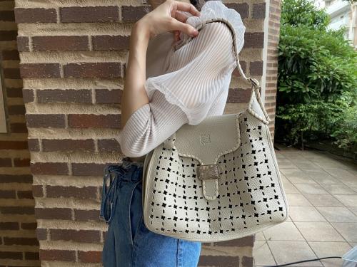 ロエベのパンチングレザーセミショルダーバッグ