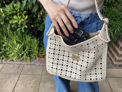 パンチングレザーセミショルダーバッグのショルダーバッグ