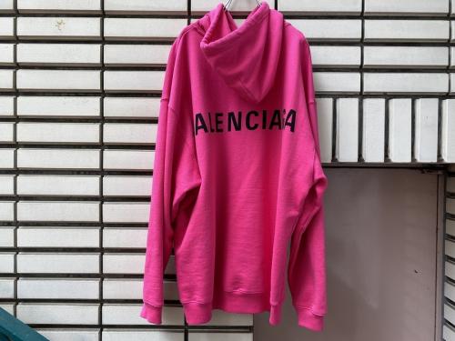 バレンシアガのバックロゴプルオーバーパーカー