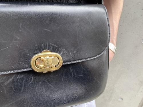 セリーヌのブラゾン金具レザーショルダーバッグ