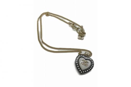 シャネルのハートモチーフネックレス