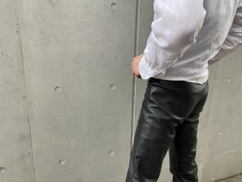 レザーパンツのエディ･スリマン