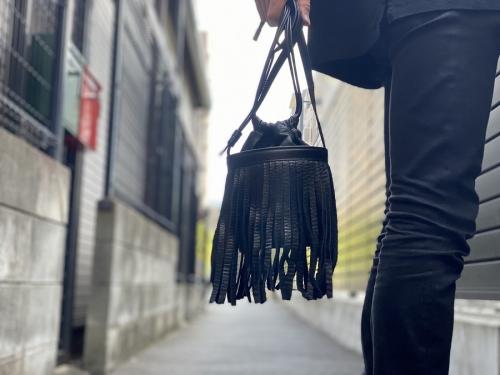 グローブ調フリンジ巾着ショルダーバッグのユニセックスアイテム