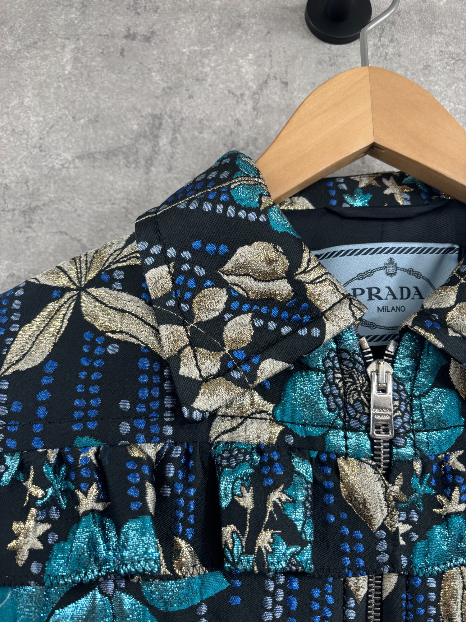 美品☆プラダ CLOQUET FLOWER JACKET ジャガード ブルゾン PRADA /プラダ】よりCLOQUET FLOWER JACKETを買取入荷いたしました