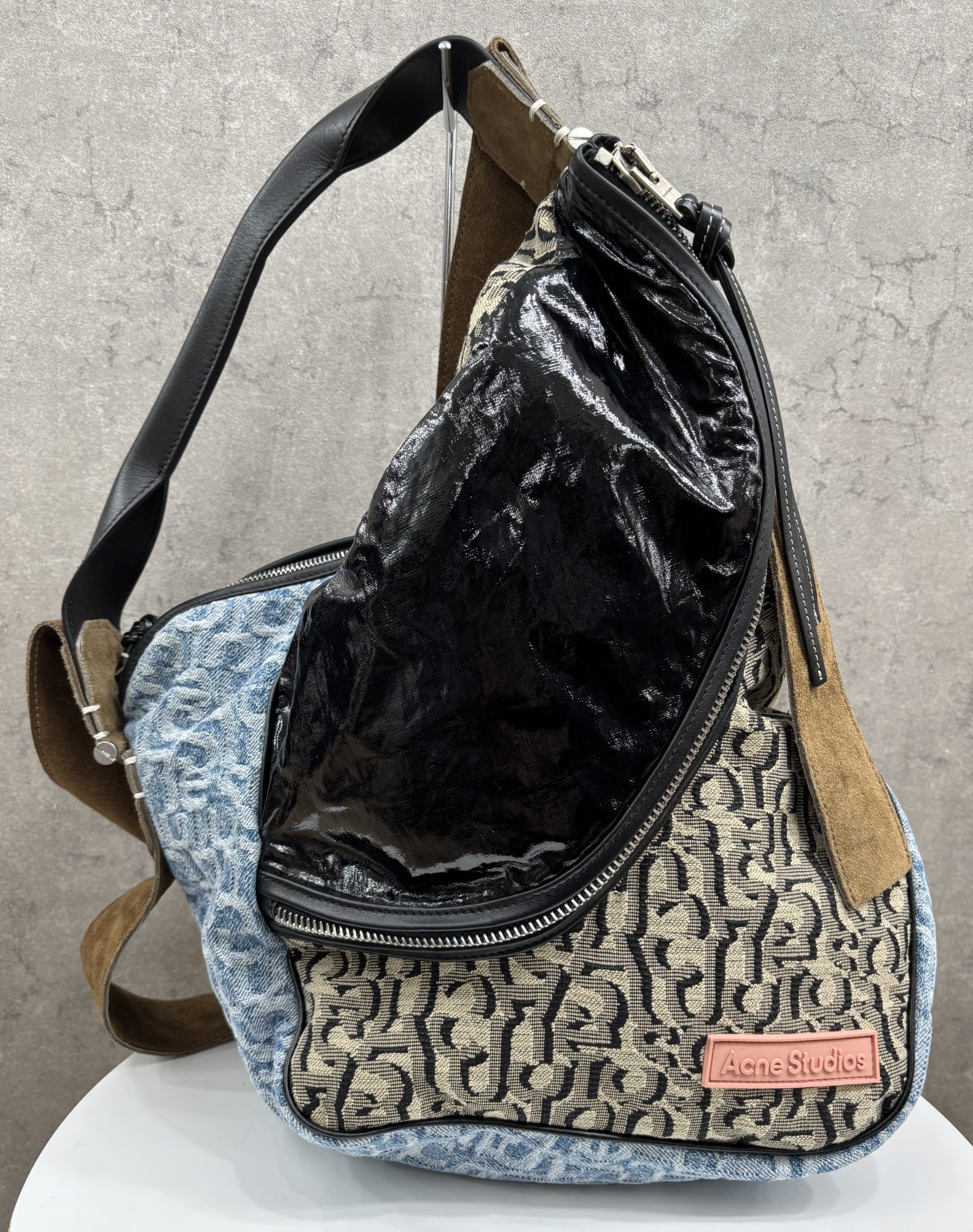 ACNE STUDIOS/アクネ ストゥディオス】より モノグラムパッチ