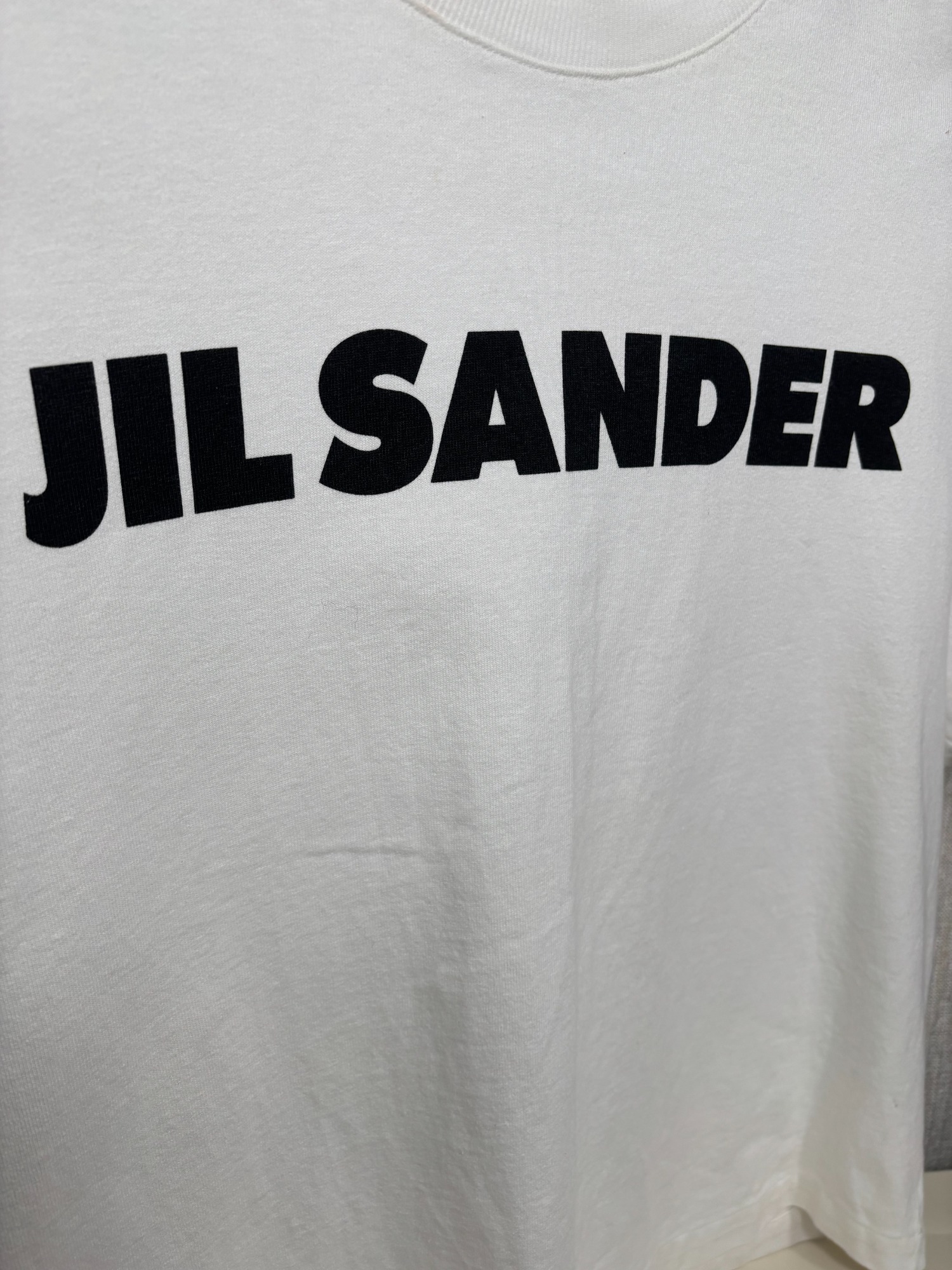 Jil Sander ジルサンダー オーバーサイズ ロゴ プリント Tシャツ JIL SANDER/ジルサンダー】よりオーバーサイズロゴプリントTEEを
