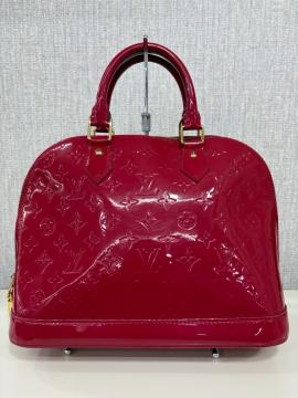 「ラグジュアリーブランドのLOUIS VUITTON 」