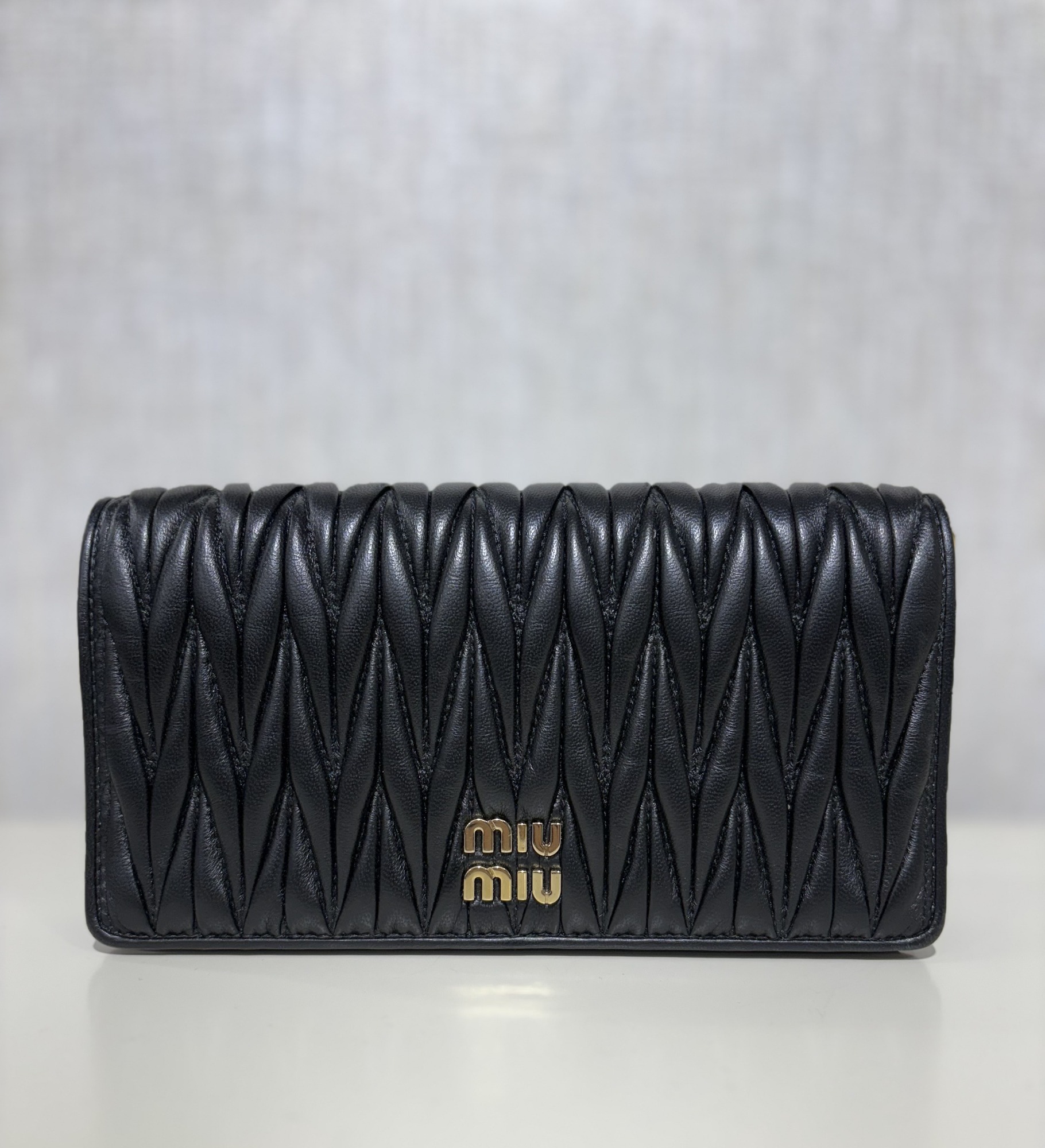 MIUMIU/ミュウミュウ】よりマテラッセチェーンウォレットを買取