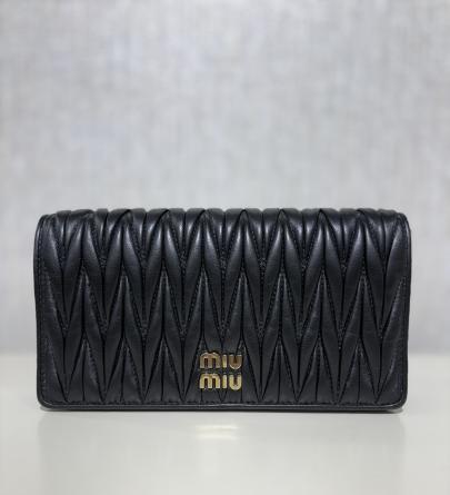 「ラグジュアリーブランドのMIUMIU 」