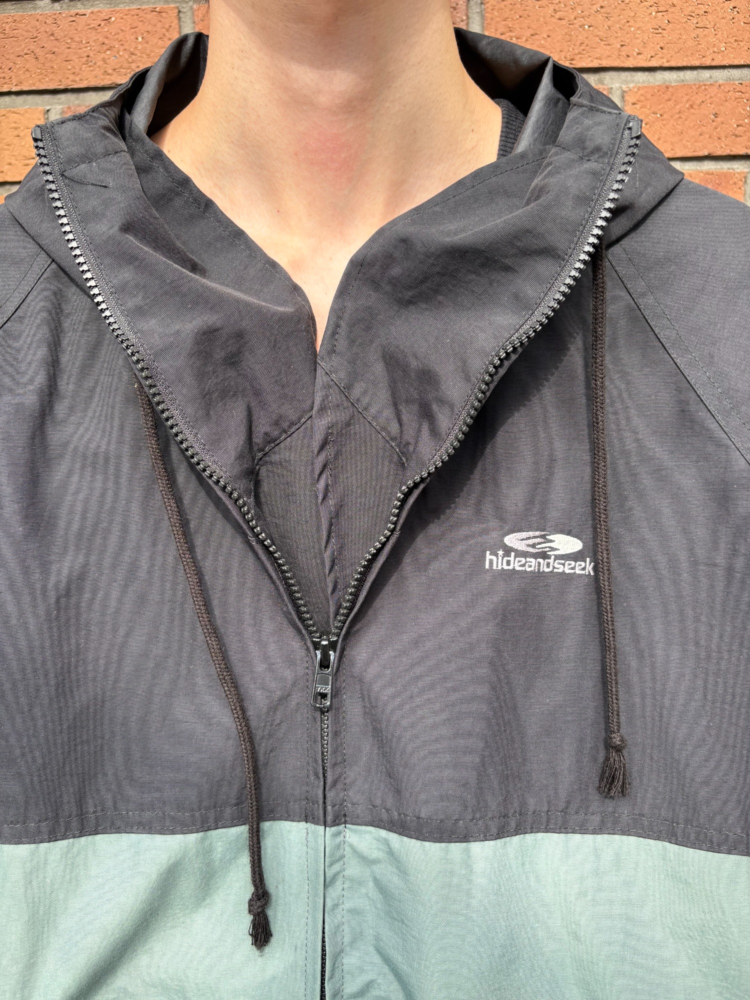 HIDE AND SEEK/ハイドアンドシーク】より Nylon Zip Jacket を