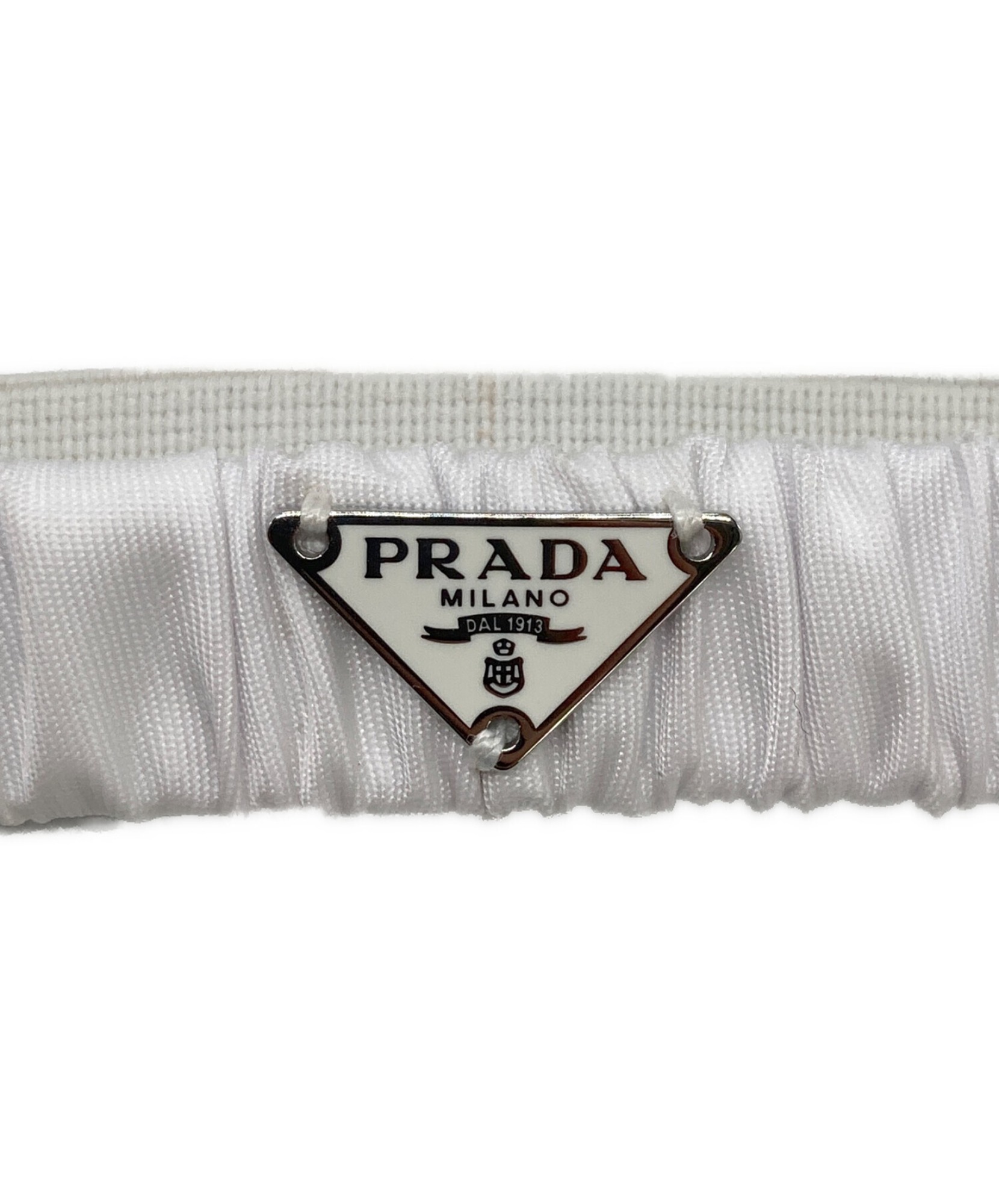 顔周りを一気に格上げする白の主役級アクセ】 PRADA の ヘアバンド の