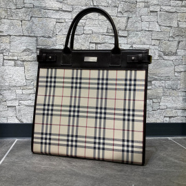 「ラグジュアリーブランドのBURBERRY 」
