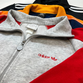 「スポーツブランドのadidas 」