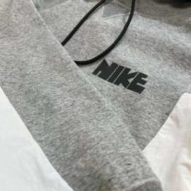 「コラボ・別注アイテムのNIKE×sacai 」