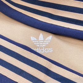 「スポーツブランドのadidas 」