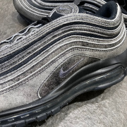 「コラボ・別注アイテムのNIKE 」