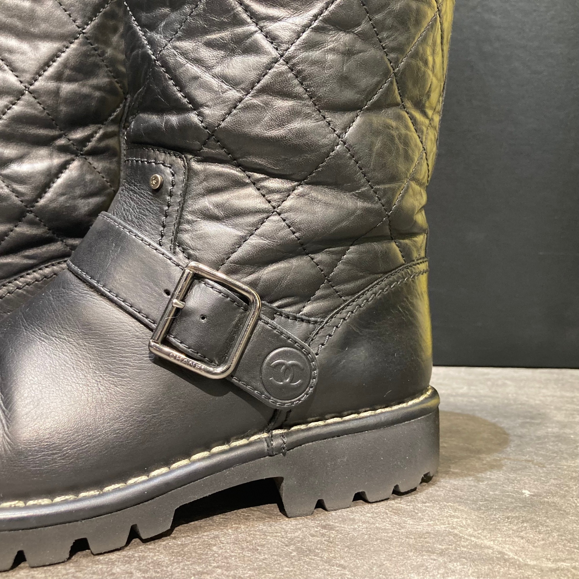 CHANEL ブラック キルティング エンジニアブーツ
