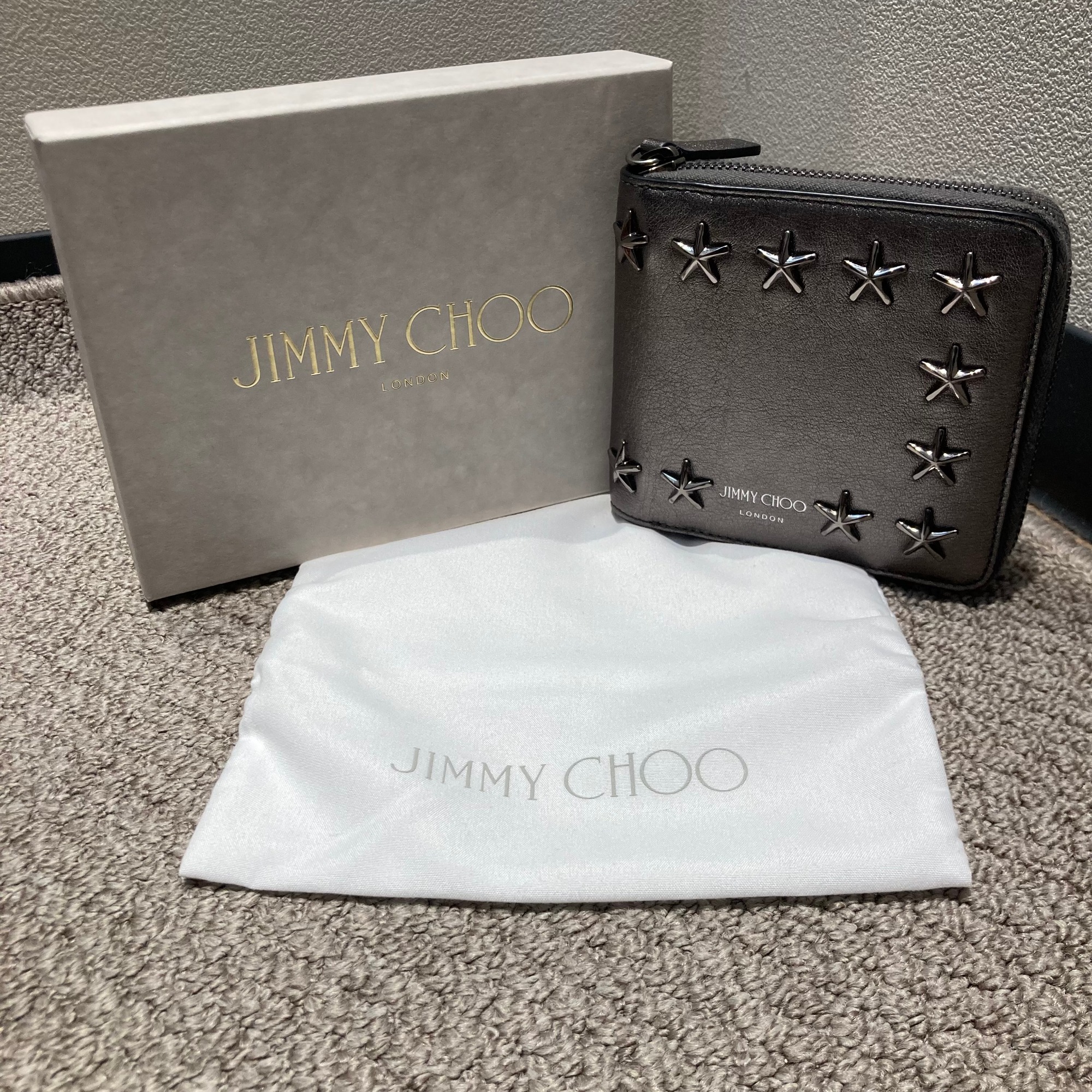 JIMMY CHOO】ナッパ スタースタッズラウンドジップ財布[2025.03.18発行