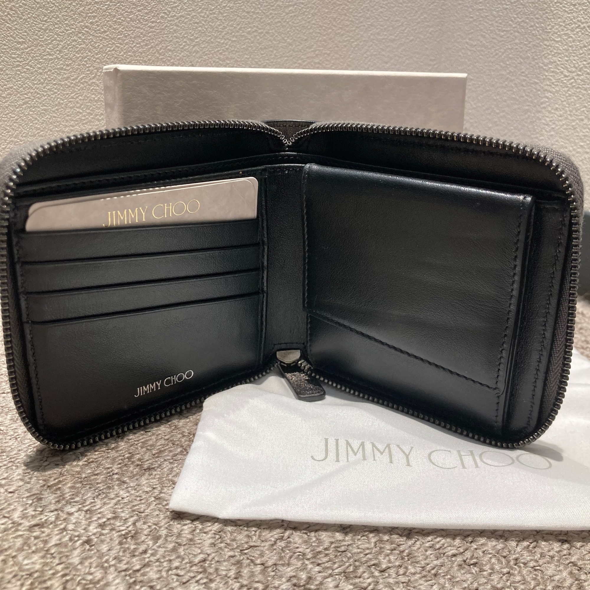 JIMMY CHOO】ナッパ スタースタッズラウンドジップ財布[2025.03.18発行