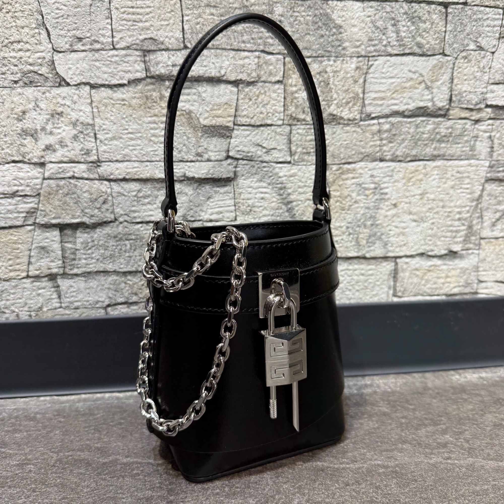 GIVENCHY】 シャークロック マイクロレザー バケットバッグ [2025.04