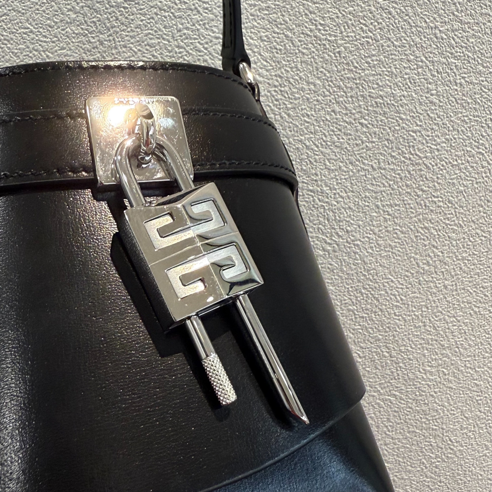 GIVENCHY】 シャークロック マイクロレザー バケットバッグ GIVENCHY】 シャークロック マイクロレザー バケットバッグ