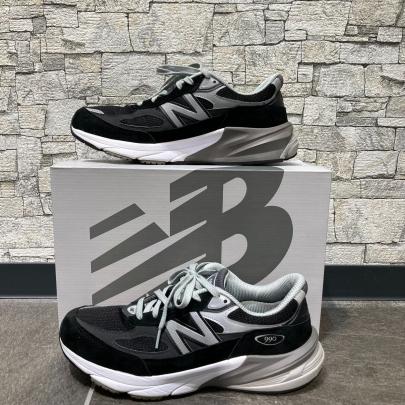 「スポーツブランドのNEW BALANCE 」