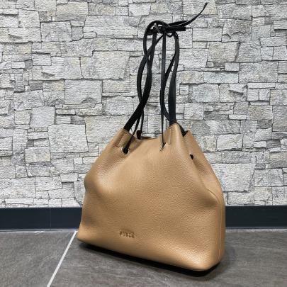 「ラグジュアリーブランドのFURLA 」