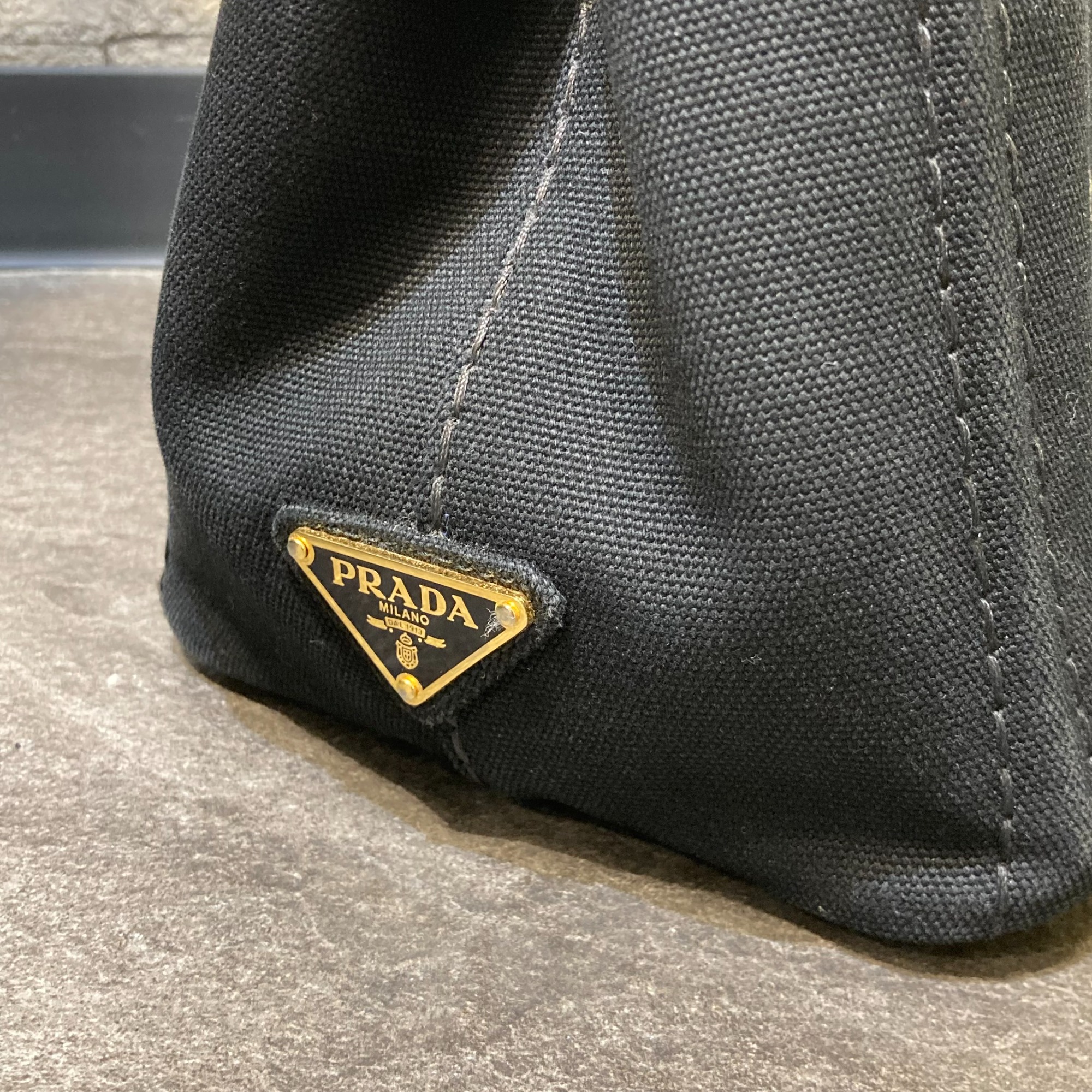 早い者勝ち【底部分取手以外美品‼️】PRADA  カナパ　ブラック PRADA】カナパトート[2025.07.18発行]｜トレファクスタイル高崎