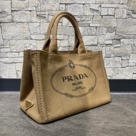 「ラグジュアリーブランドのPRADA 」