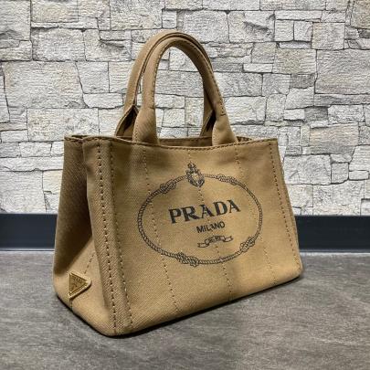 「ラグジュアリーブランドのPRADA 」