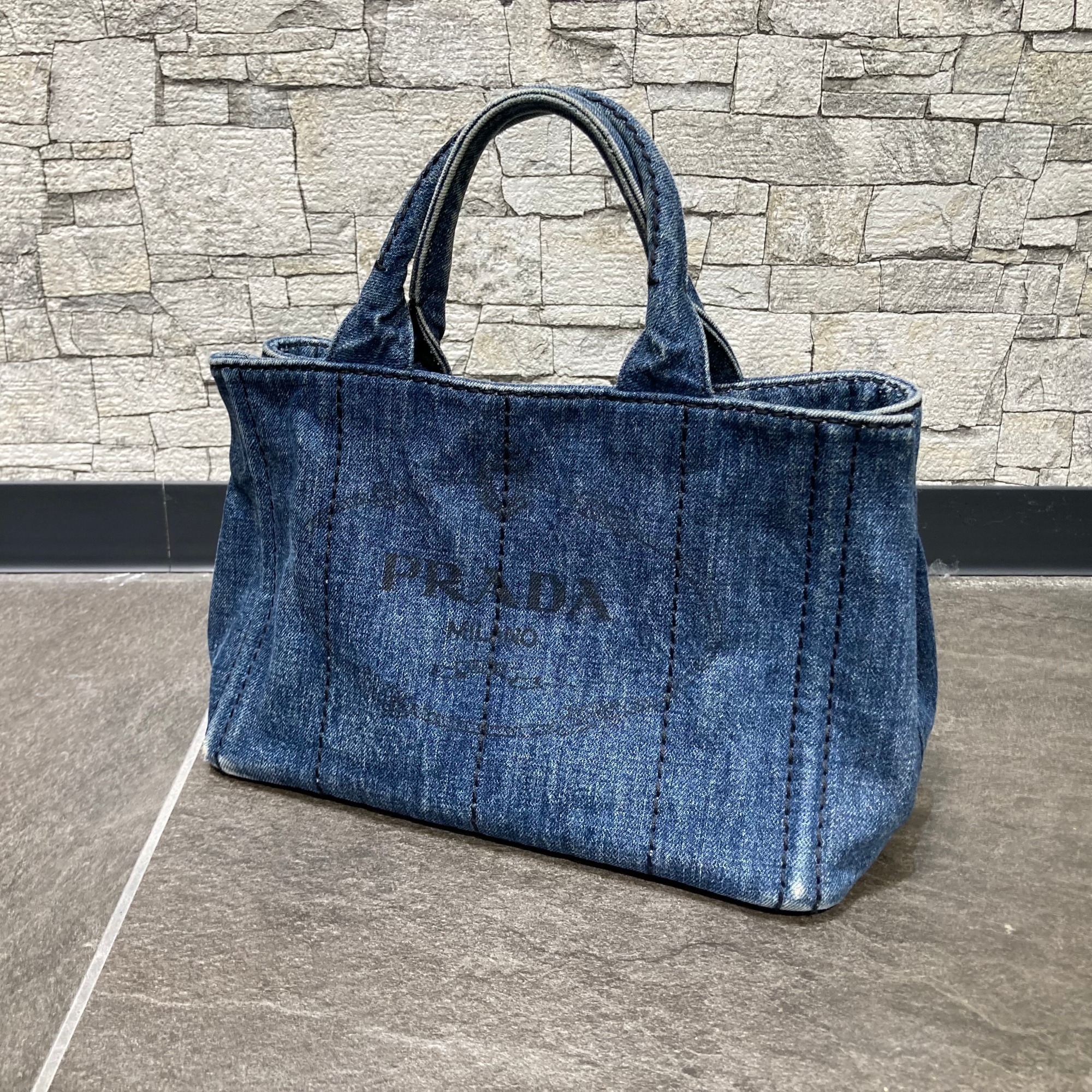PRADA ダークデニム トートバッグ　超お得 PRADA】カナパデニムトートバッグ[2025.10.26発行]｜トレファク