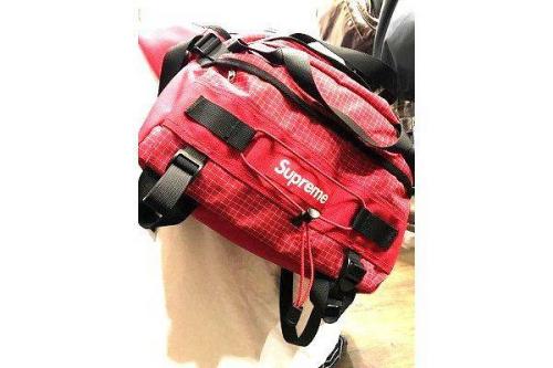 シュプリームのショルダーバッグ